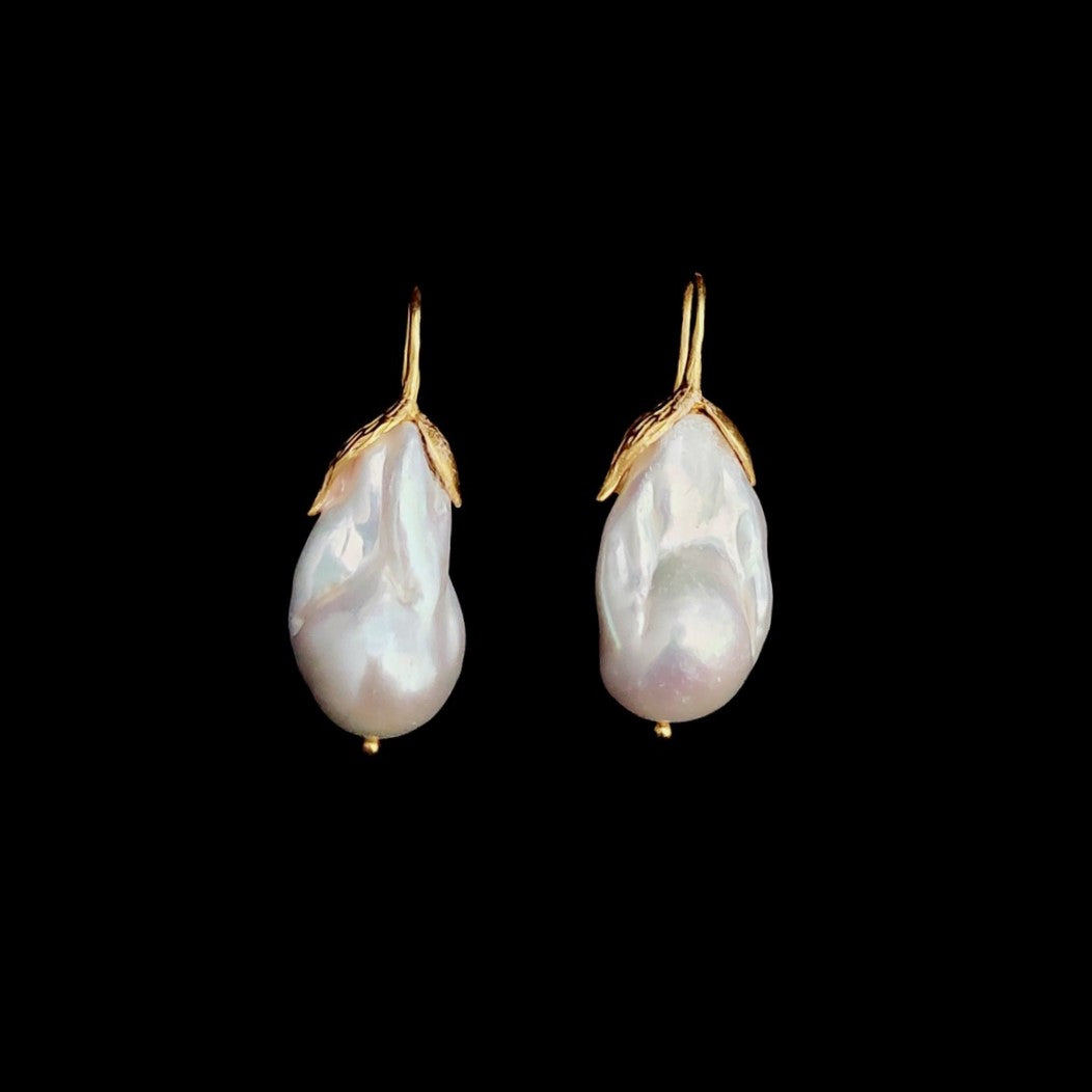 Earring Baroque Leaf Hook Gold 24