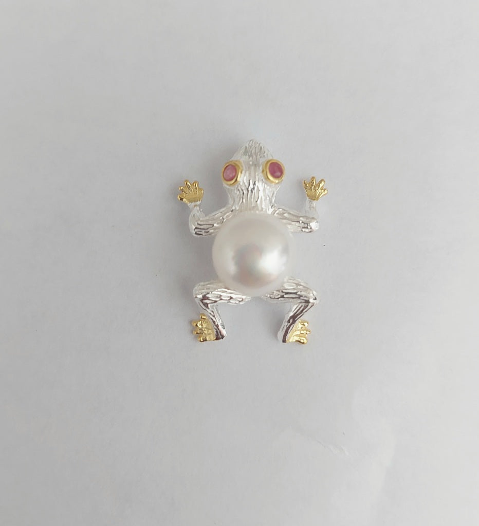 Pendant Pearl Frog