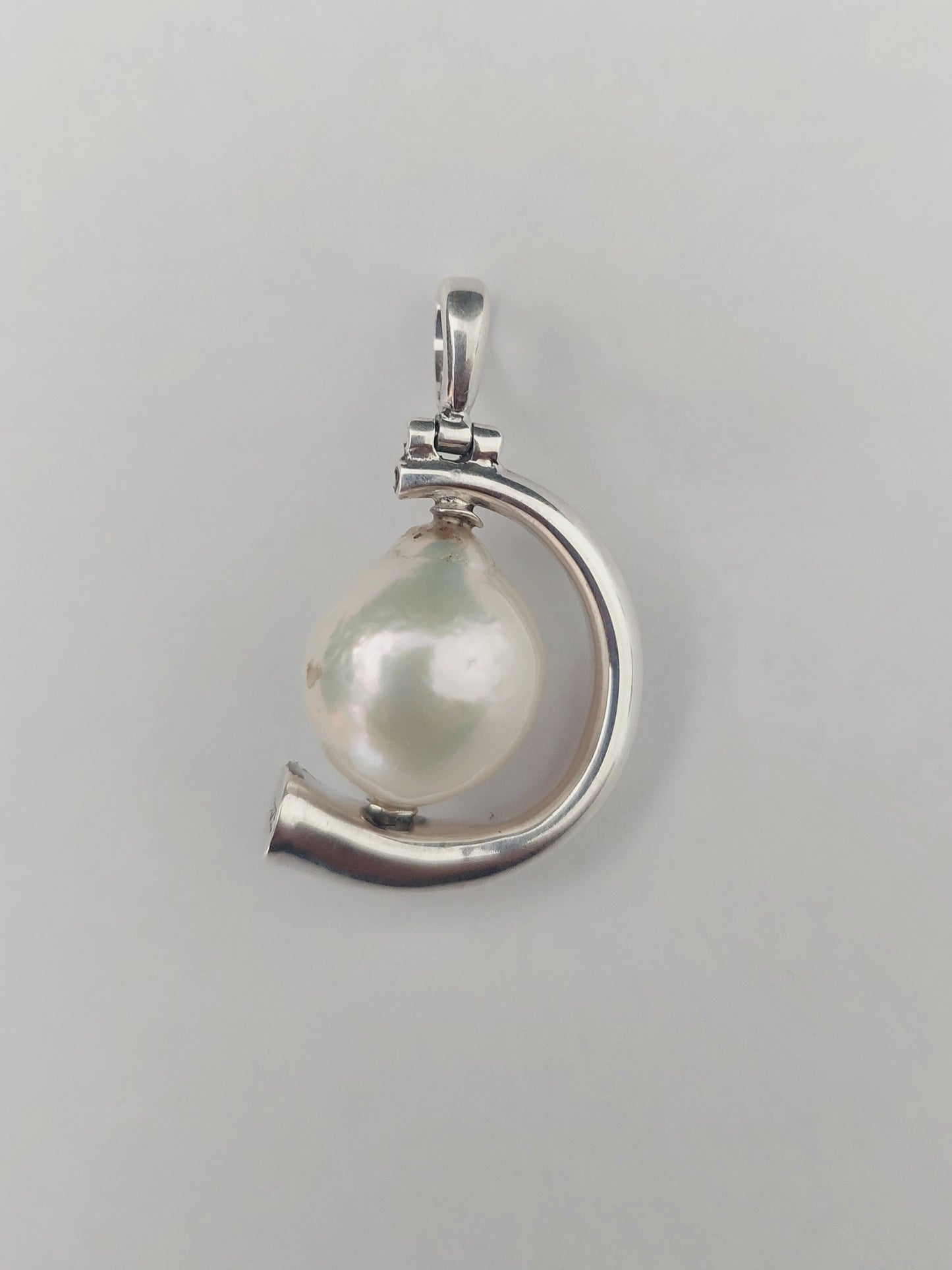 Pendant Pearl Abstarct Has